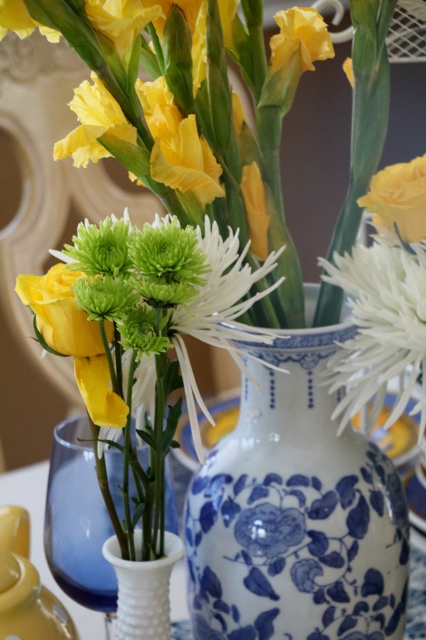 HOW TO SET A BRIGHT AND CHEERY TABLE FOR AUGUST